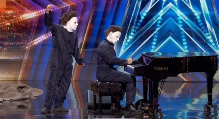 Simon Says “Welcome… How Are You?” — Then Michael Myers Takes Over the Piano on AGT